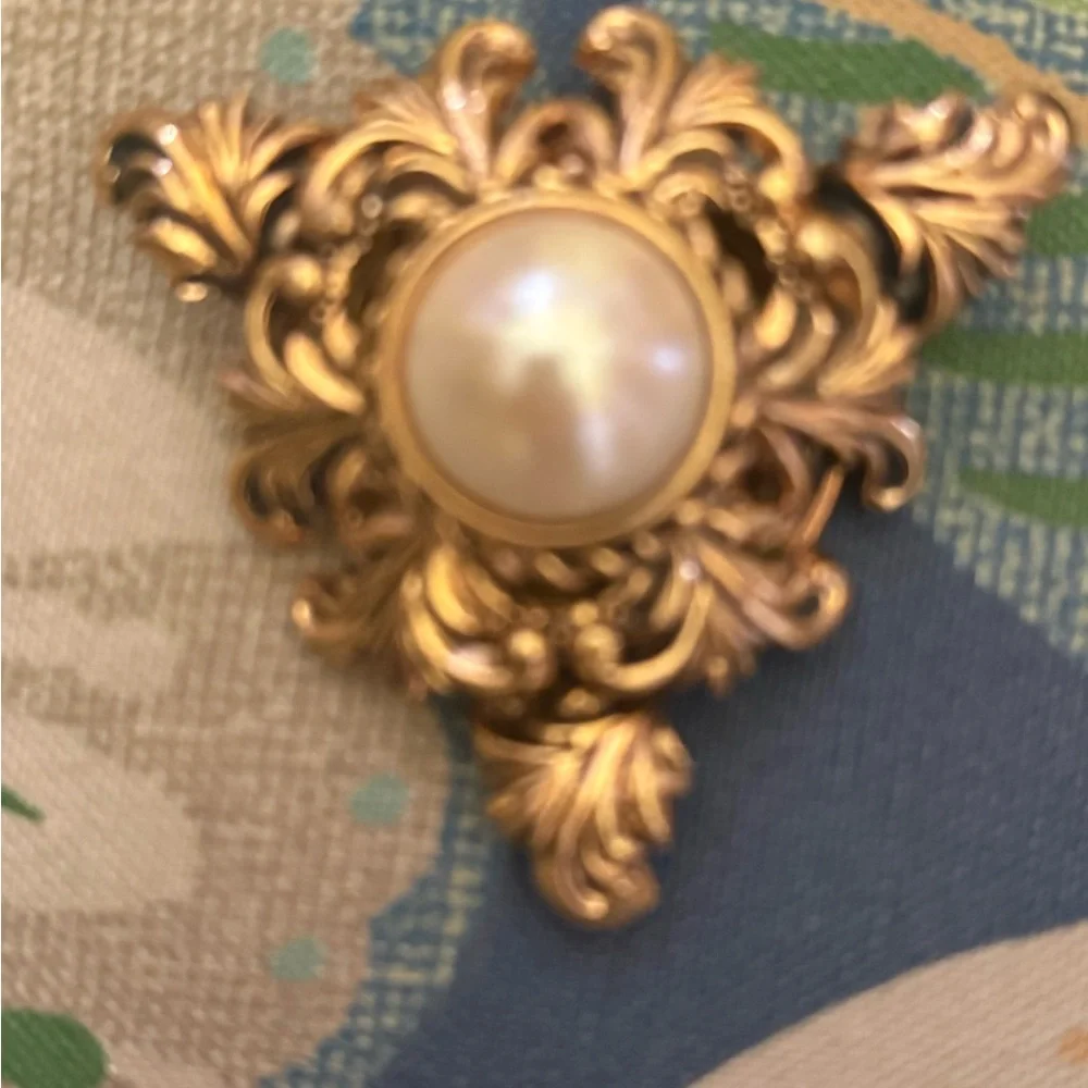 Vintage Baroque Pin Pearl Center Rossi France ?iconic designer look